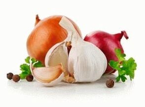 Mit Zwiebeln und Knoblauch putzen